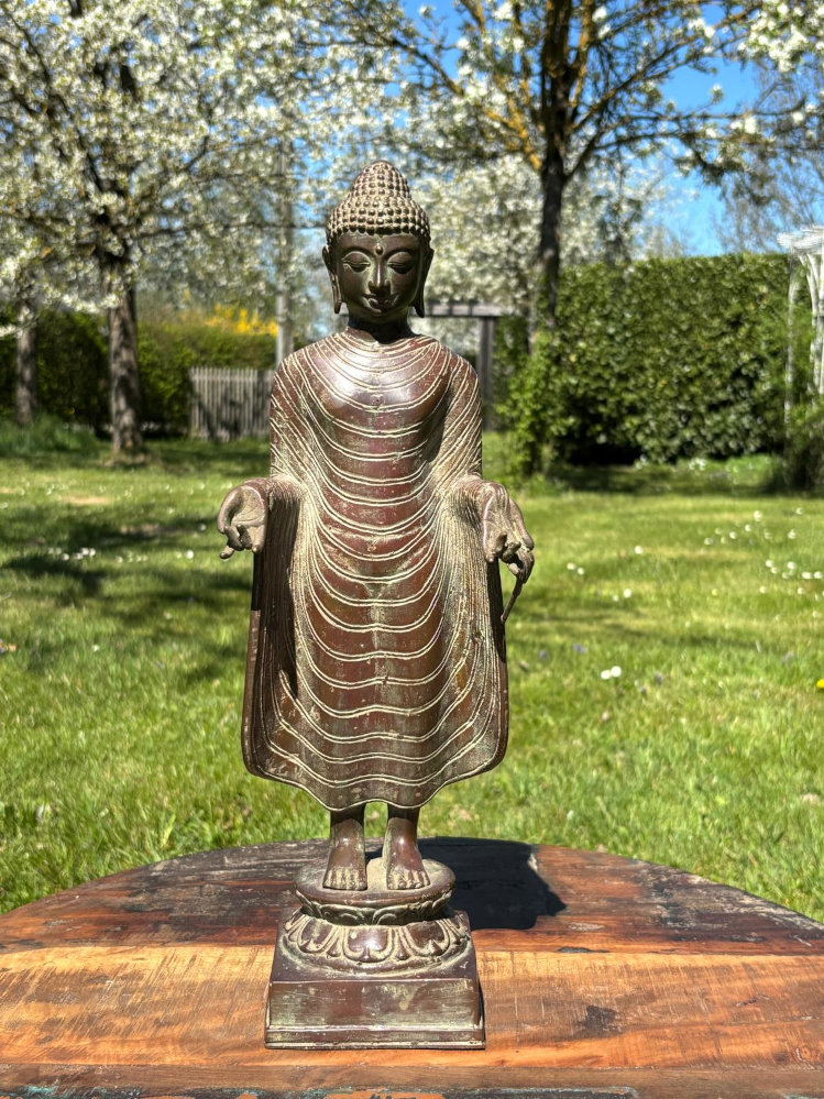 stehender buddha aus bronze