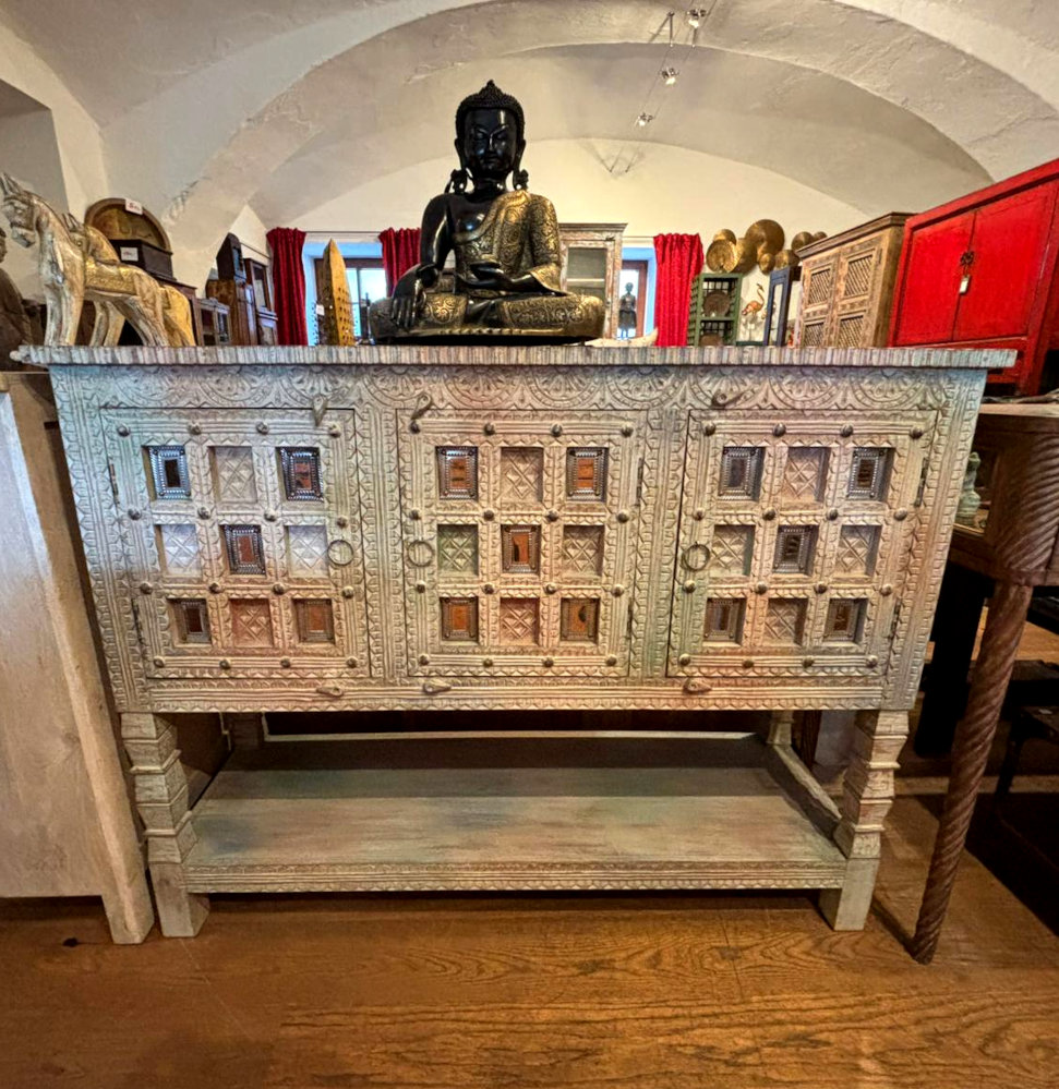 anrichte mit vielen verzierungen aus indien