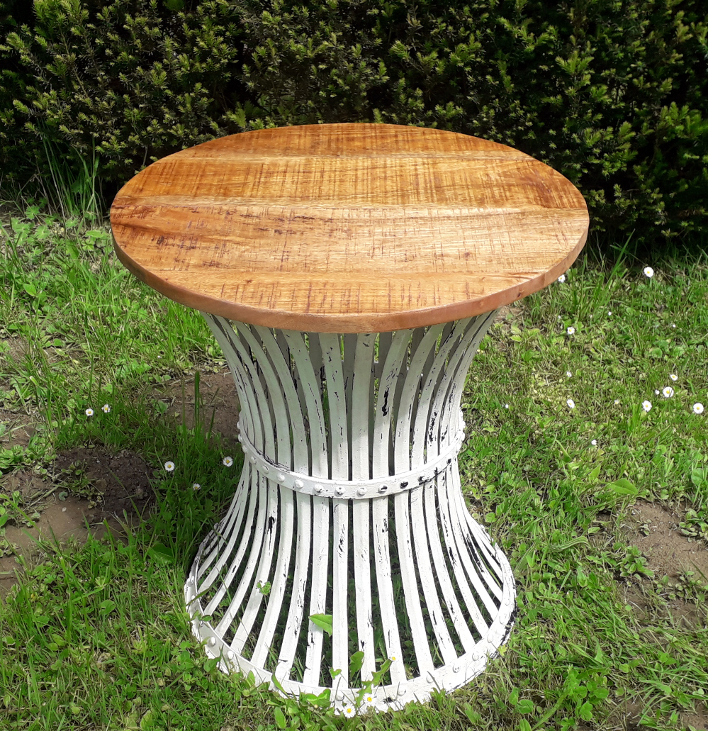 beistelltisch aus eisen mit holzplatte