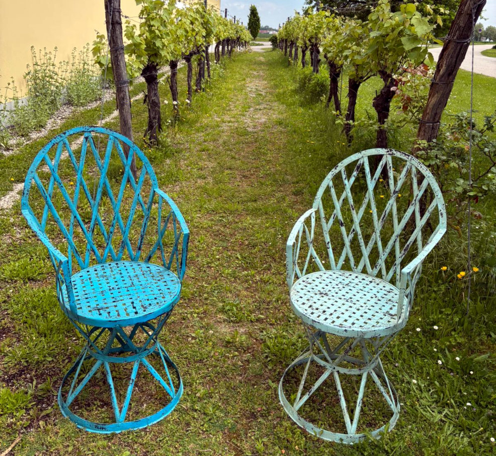 gemuetlicher Gartensessel aus eisen mit blauer patina