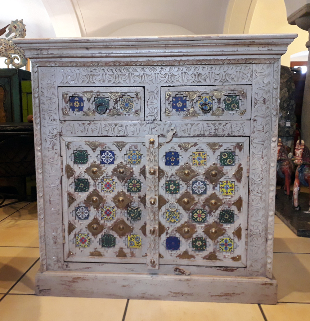 hellgraue kommode mit eingelegten porzellanfliesen aus indien