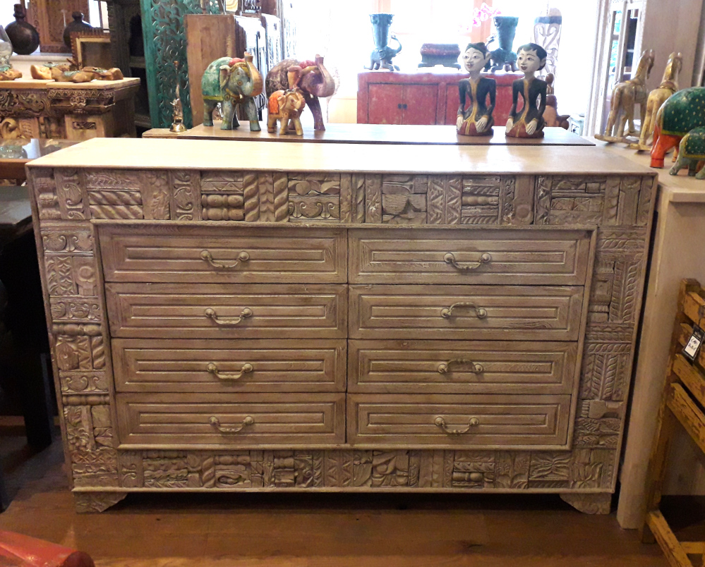 ladenkommode mit acht laden und handgeschnitzten ornamenten