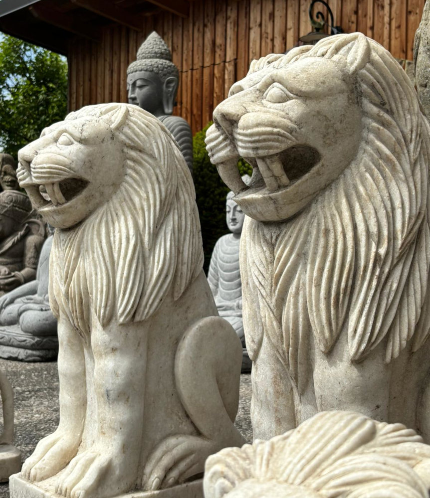 grosse loewen aus weissem marmor