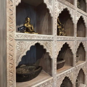 grosses regal mit vielen faechern aus indien