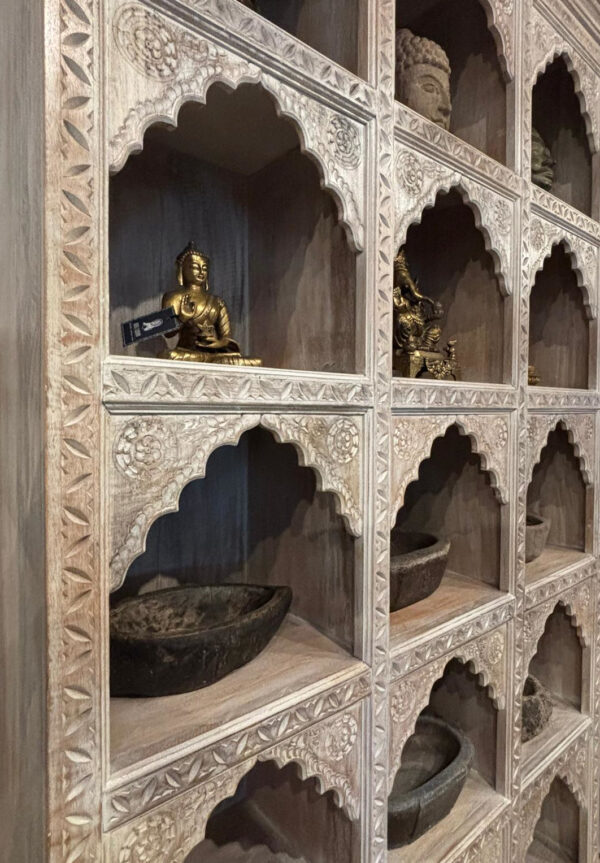 grosses regal mit vielen faechern aus indien
