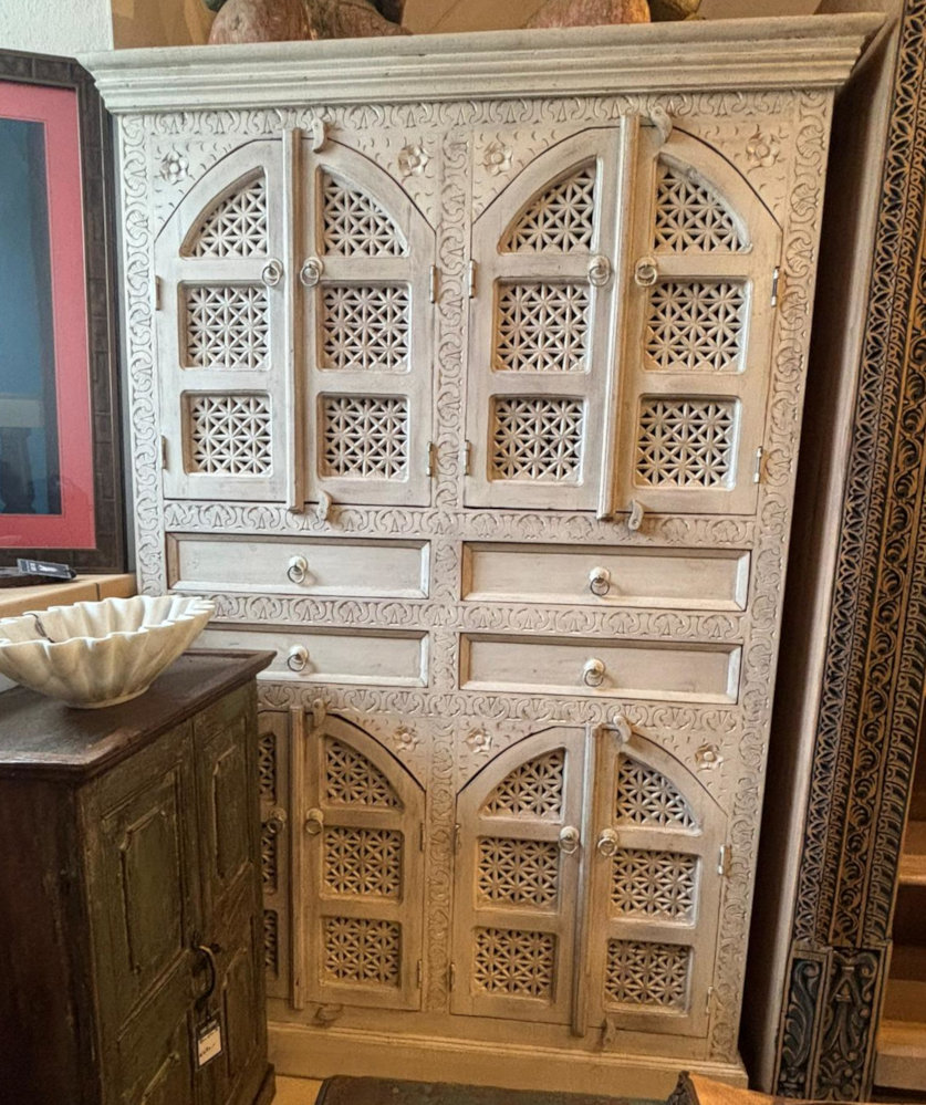 Dekorativer Schrank mit viel Stauraum