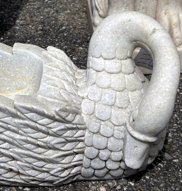 schwan aus weissem marmor