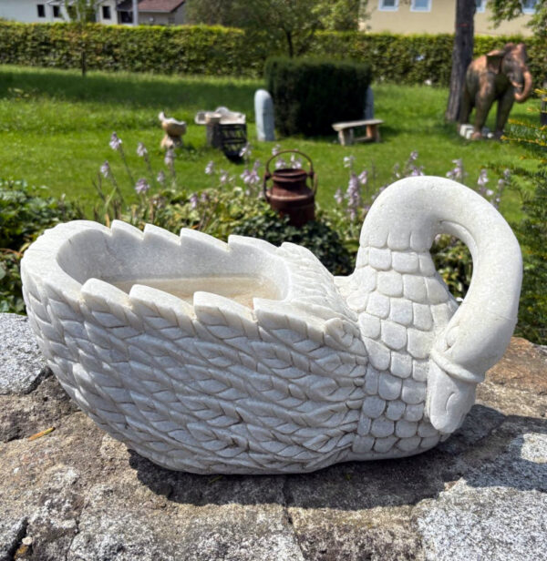schwan aus weissem marmor