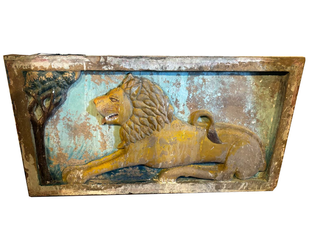 altes loewenrelief aus sandstein