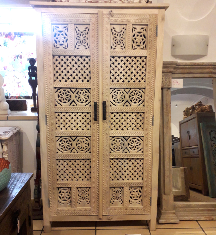 verzierter schrank aus indien