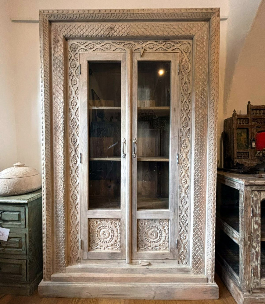 grosse Vitrine mit geschnitztem rahmen aus indien