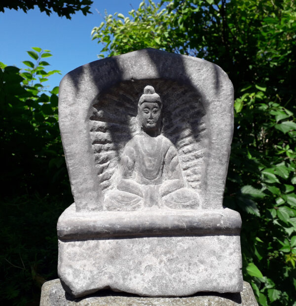 cave buddha aus stein