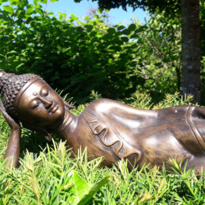 liegender buddha aus bronze