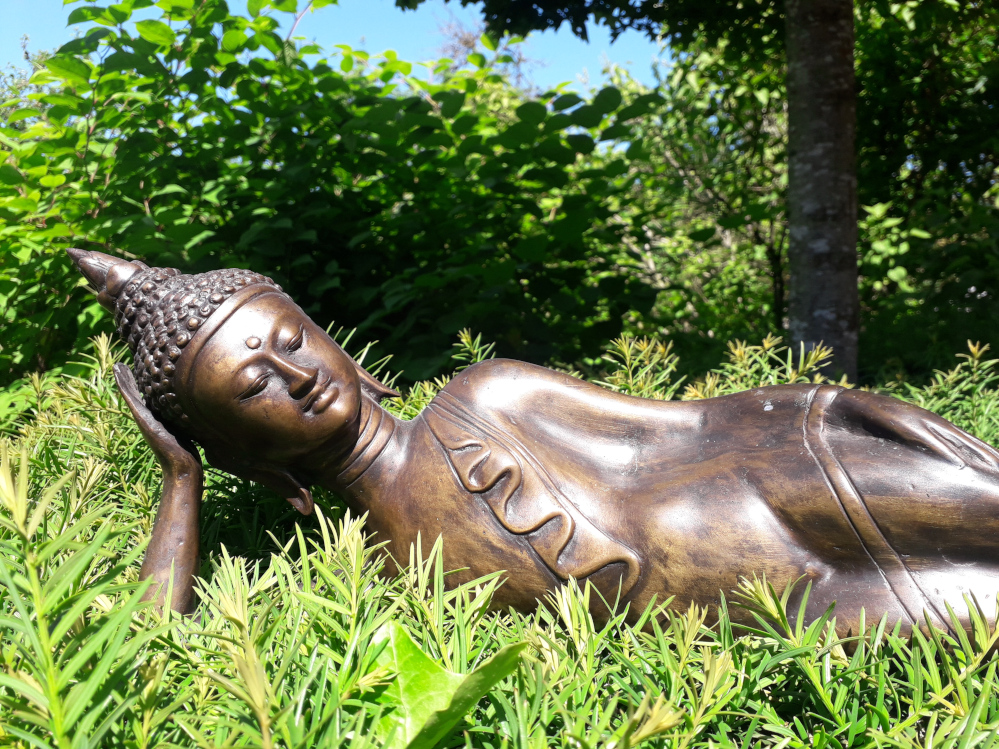 liegender buddha aus bronze