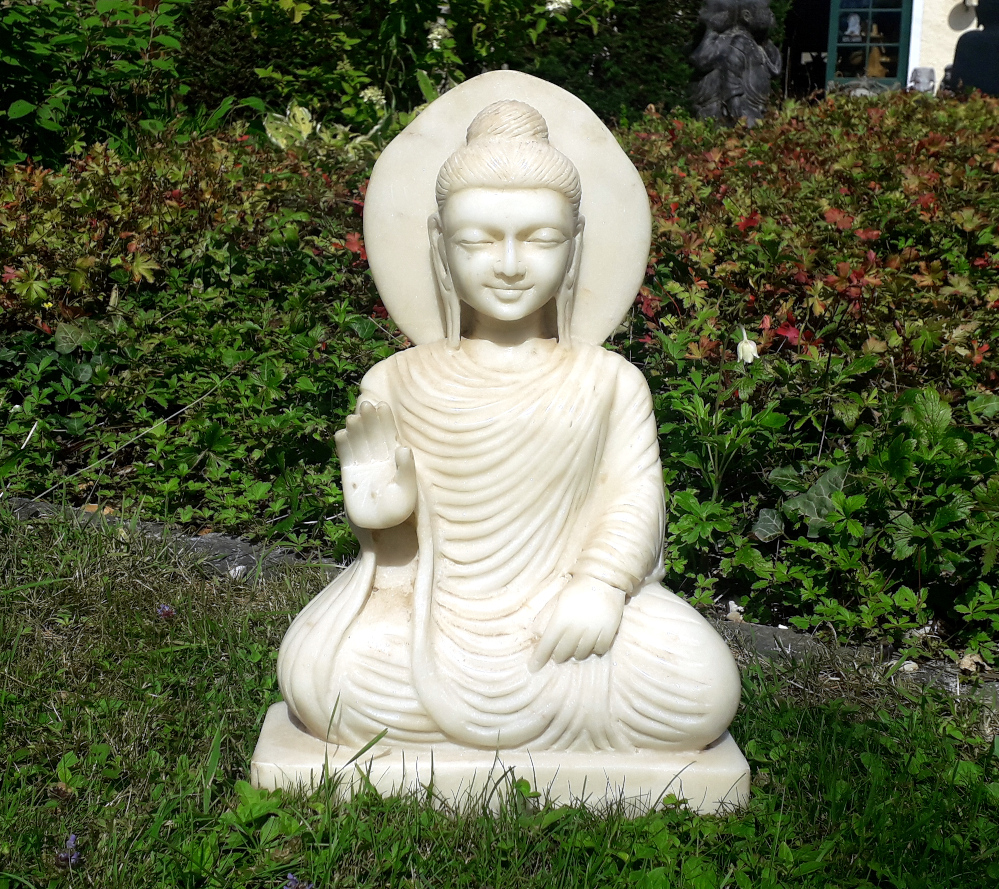 buddha aus weissem marmor