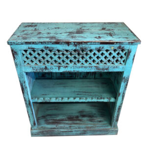 niedriges buchregal mit blauer patina
