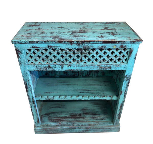 niedriges buchregal mit blauer patina