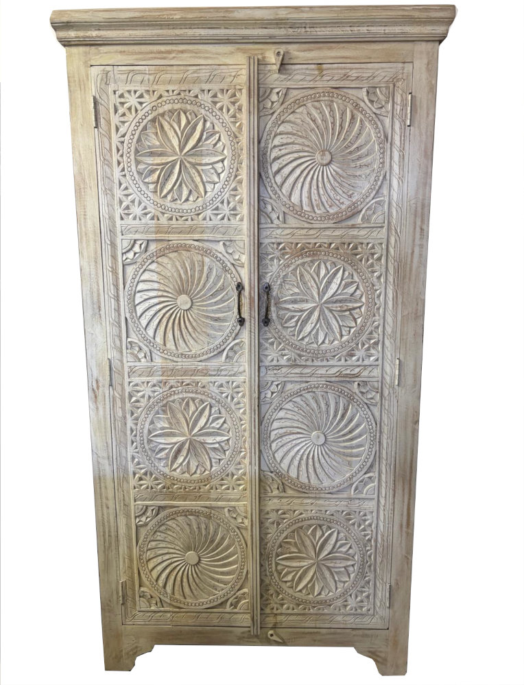 schrank mit sonnenschnitzerei