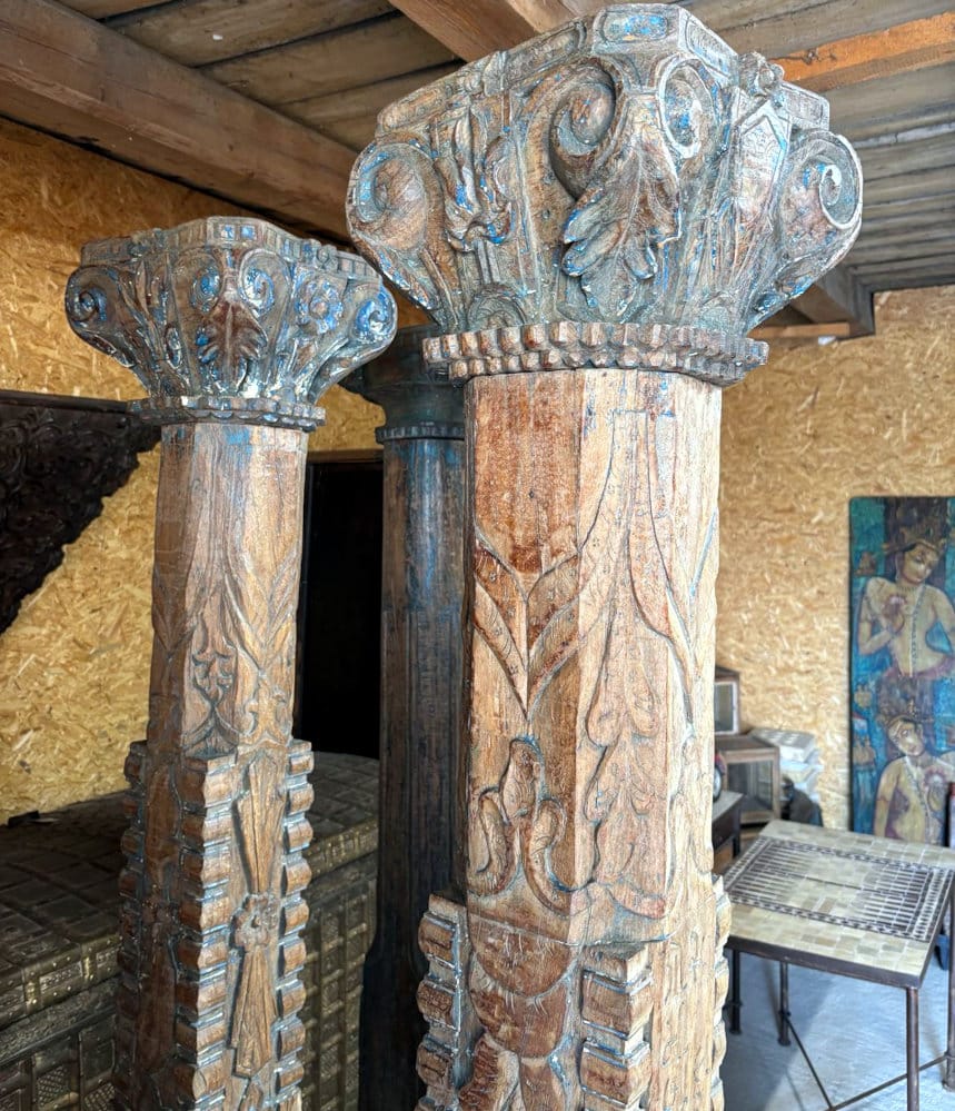 alte handgefertigte saeulen aus indien
