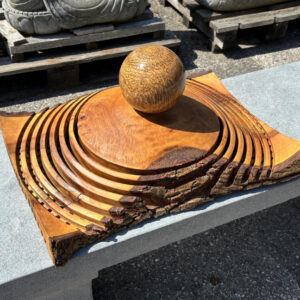 Holzskulptur mit steinkugel