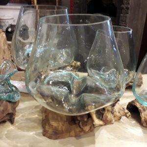 mundgeblasenes glas auf schwemmholz