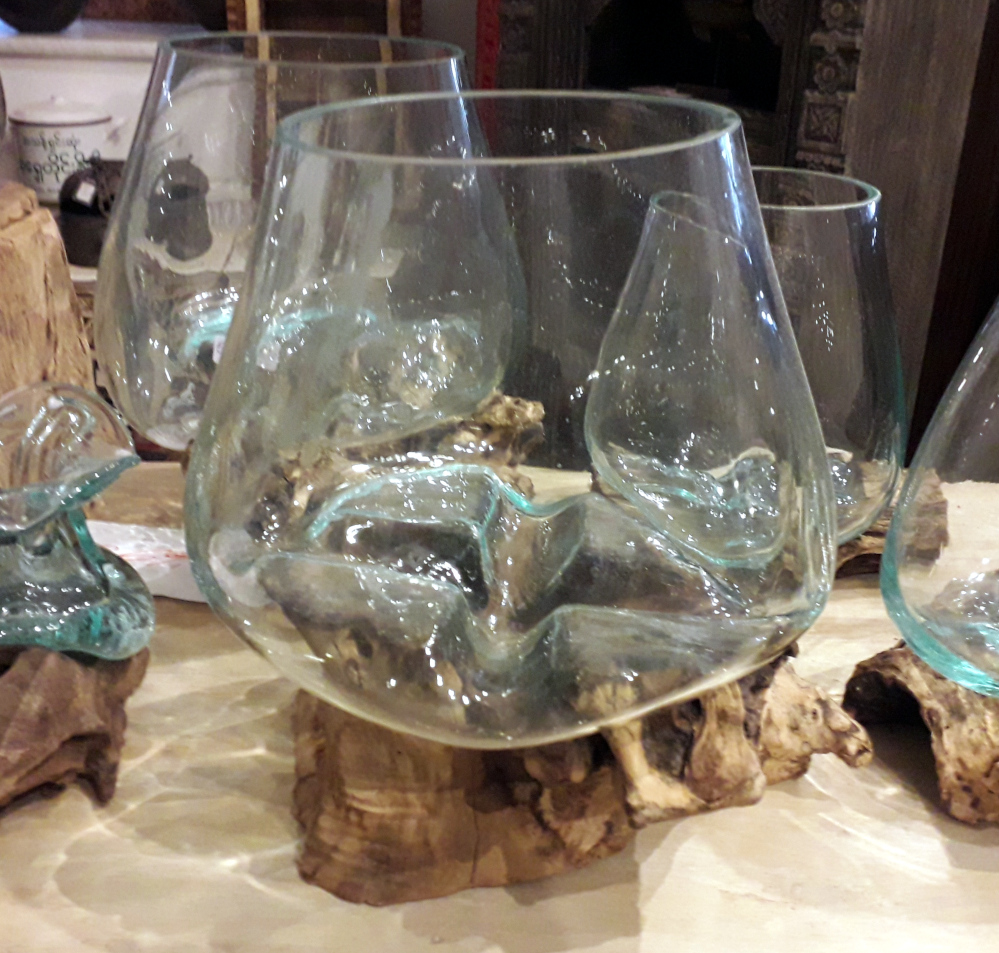 mundgeblasenes glas auf schwemmholz