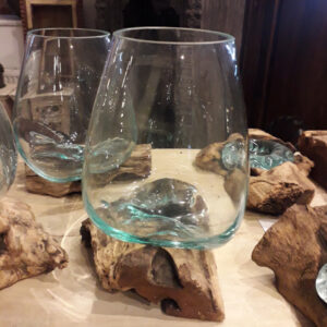 glas auf schwemmholz