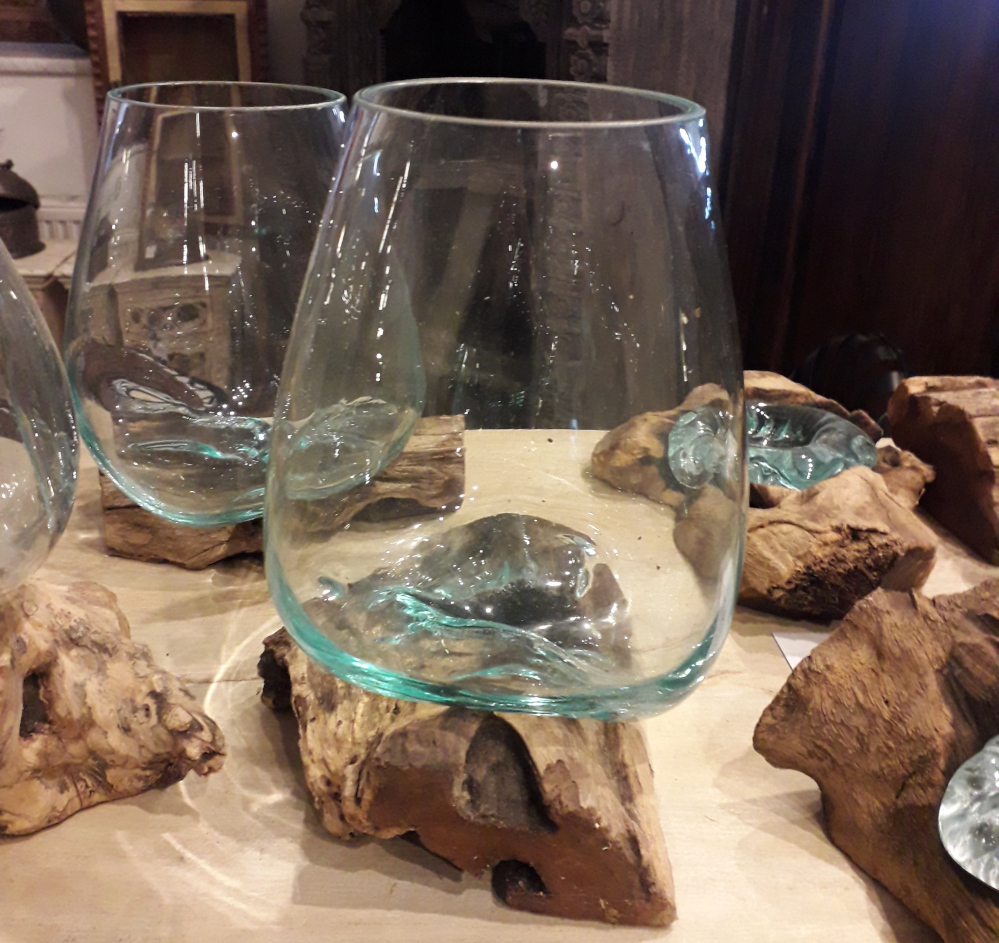 glas auf schwemmholz