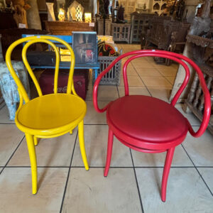 roter und gelber sessel