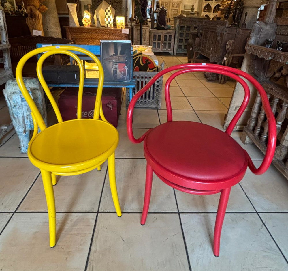 roter und gelber sessel