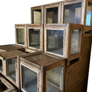 alte stufenvitrine aus indien