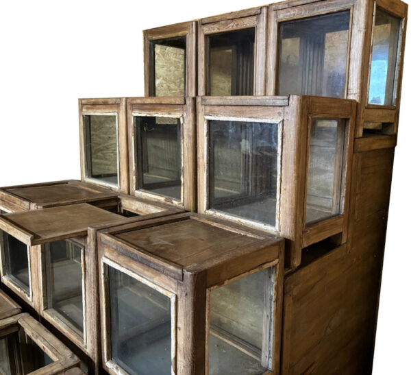 alte stufenvitrine aus indien