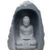 buddha aus riverstone sitzend unter dem schutz einer höhle