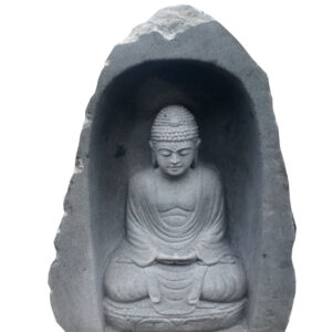 buddha aus riverstone sitzend unter dem schutz einer höhle