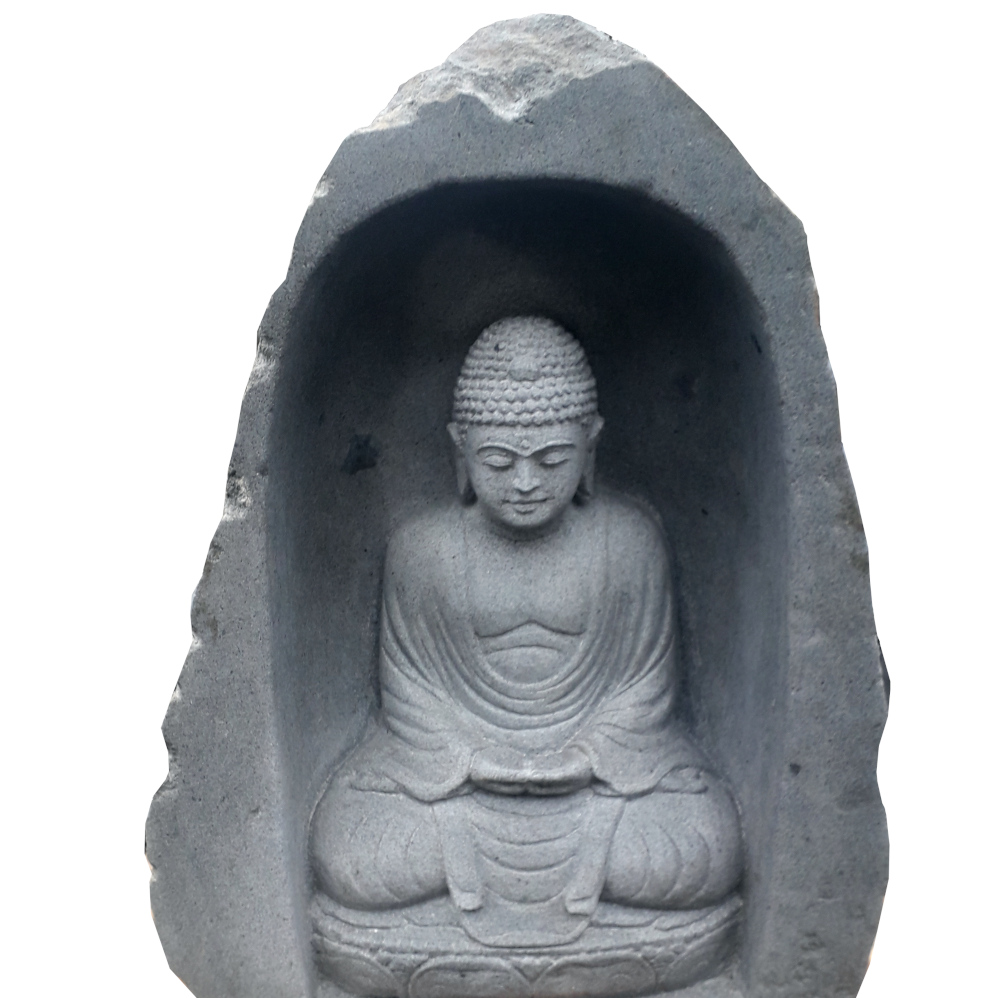 buddha aus riverstone sitzend unter dem schutz einer höhle
