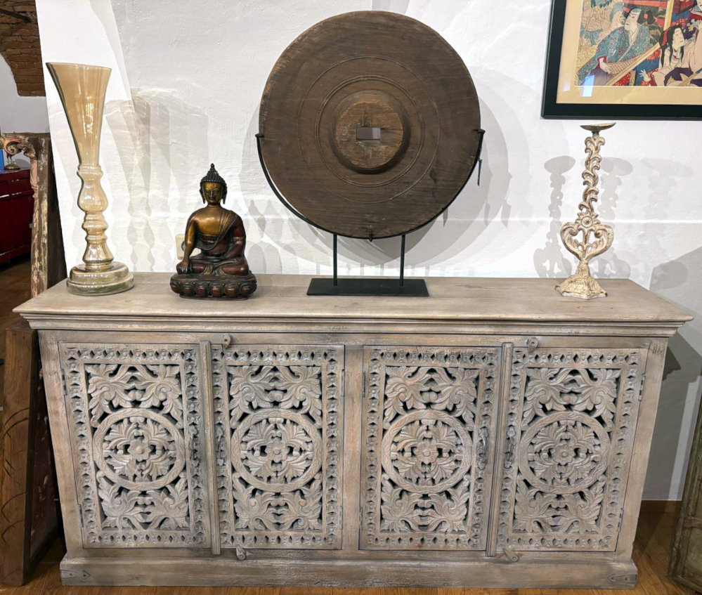 indische kommode mit handgeschnitzten tueren