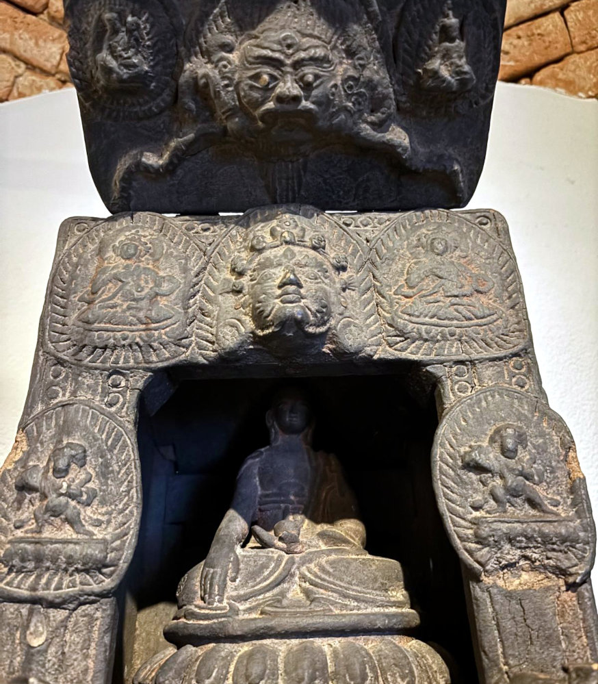 antiker buddhaschrein aus tibet