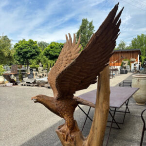 grosser adler aus einem stamm handgeschnitzt
