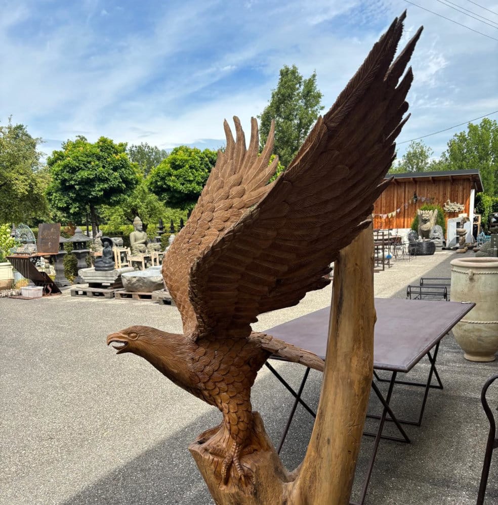 grosser adler aus einem stamm handgeschnitzt