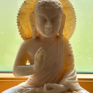 buddha aus weissem alabaster marmor