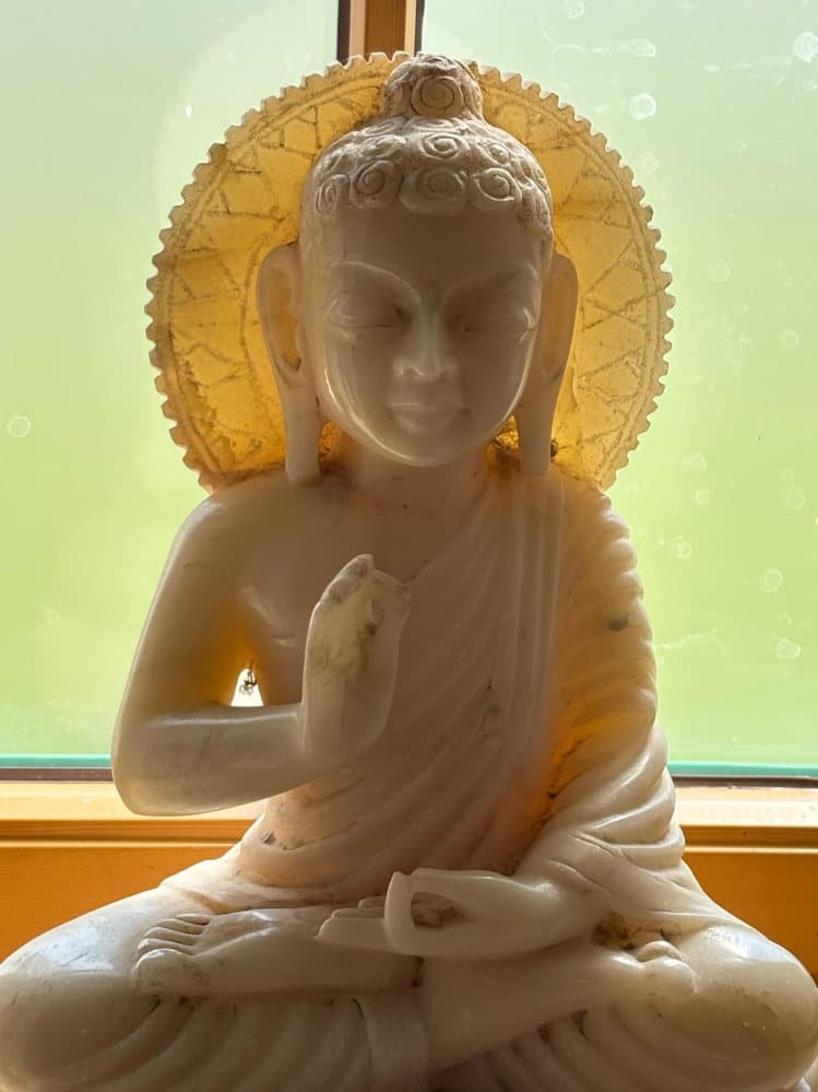 buddha aus weissem alabaster marmor