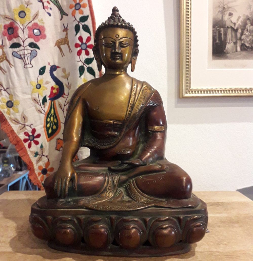 buddha aus bronze earthtouching mudra