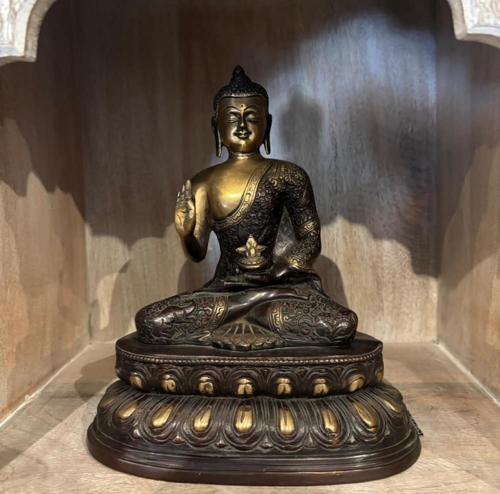 buddha aus bronze in der vitarka mudra