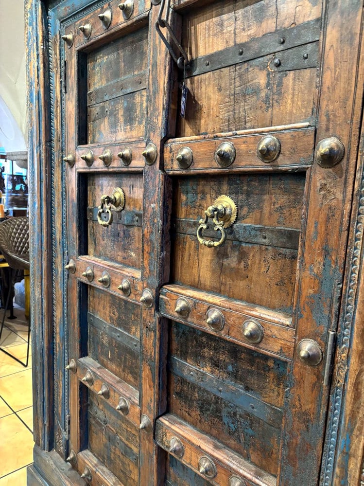 Schrank aus antiken Palasttüren – Bild 2