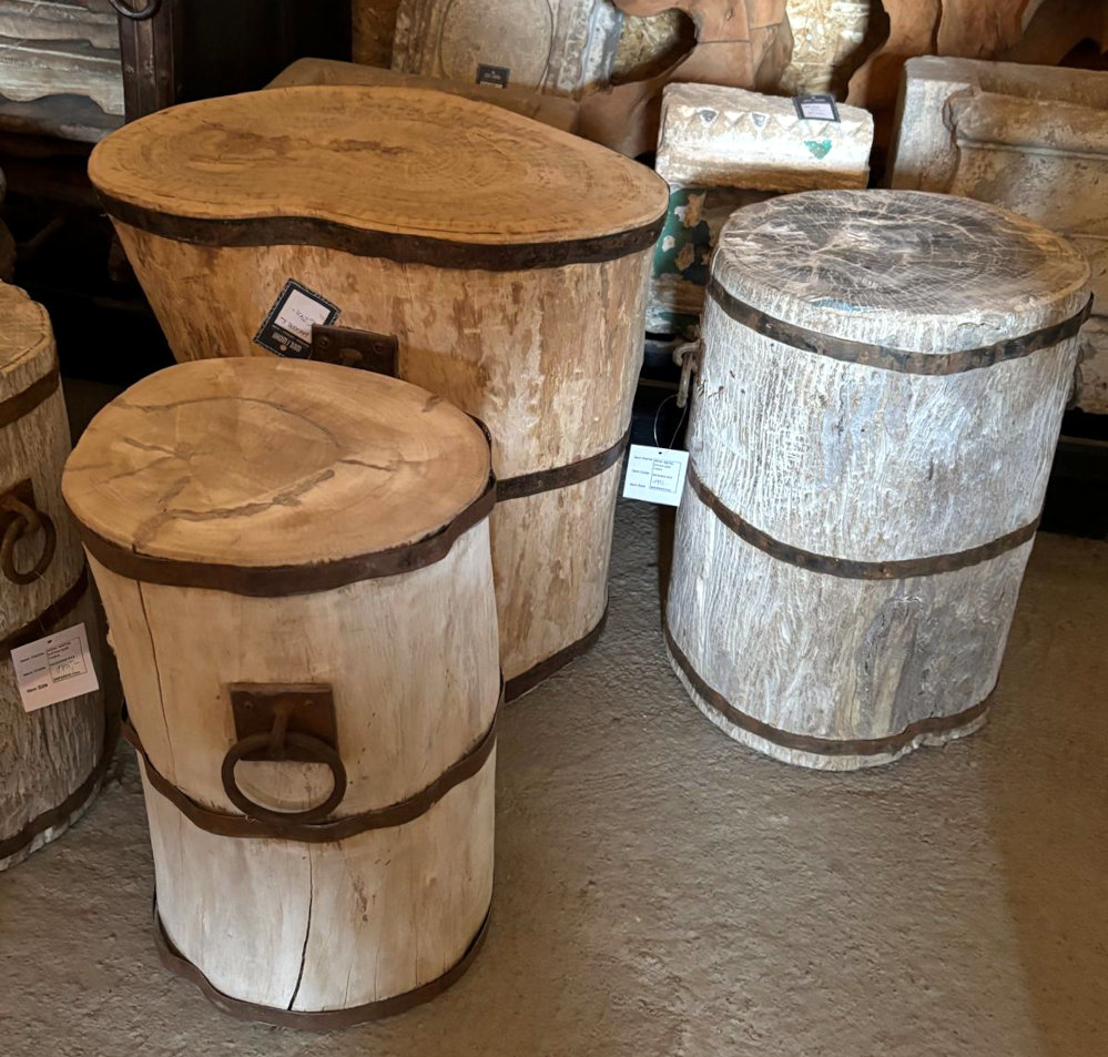 massiver hocker aus eienem baumstamm